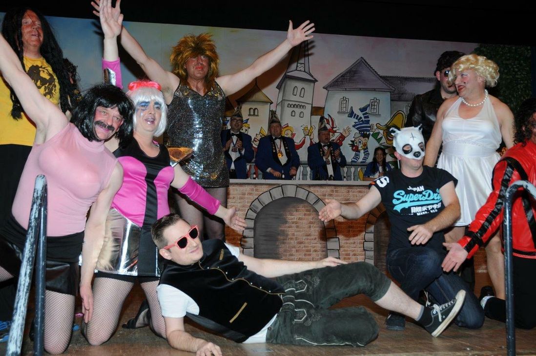 Die „märchenhafte Fasenacht“ hat in der Hochwaldmetropole Hermeskeil begonnen. Vor einem prächtigen Bühnenbild feierten über 400 Närrinnen und Narren in der Hochwaldhalle ihre Stars bis zum großen Finale. Foto: Breit