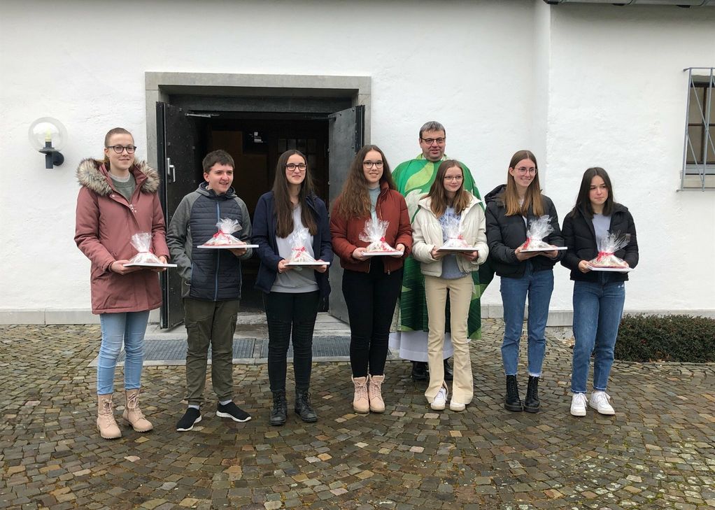 Lisa Schmidt, Cevin Schmidt, Sandra Braun, Marah Kell, Lina Buchholz, Lilli Jagdfeld und Paula von Appen (v.l.) werden von Pastor Michael Stoffels für 10 Jahre Sternsingeraktion in Simmerath geehrt.