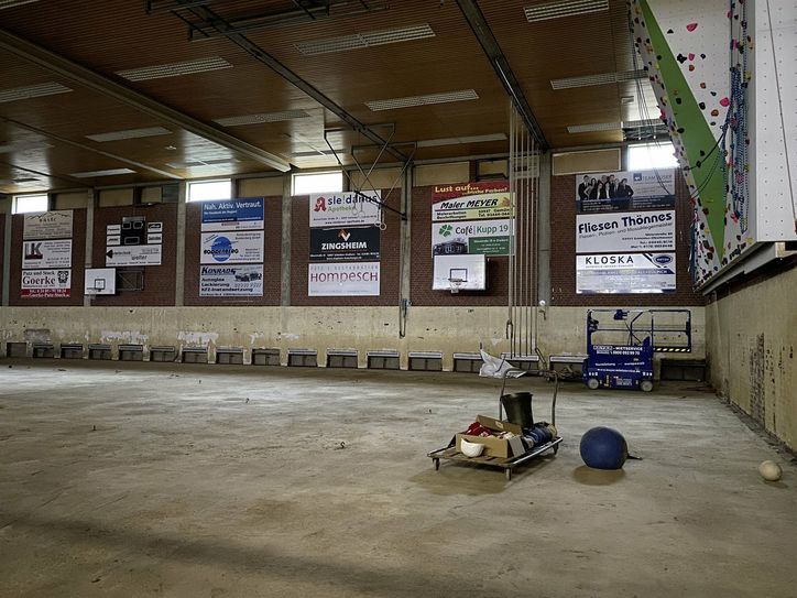 In der durch das Hochwasser zerstörten Dreifachturnhalle am Städtischen Johannes-Sturmius-Gymnasium wurde mit den Arbeiten begonnen.
