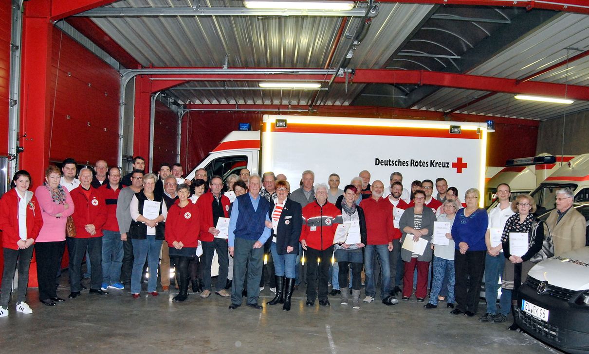 Für ihr Engageement ehrte der Vorstand wieder zahlreiche treue Blutspender und langjährige Mitglieder.  Foto: Renate Hotse/pp/Agentur ProfiPress