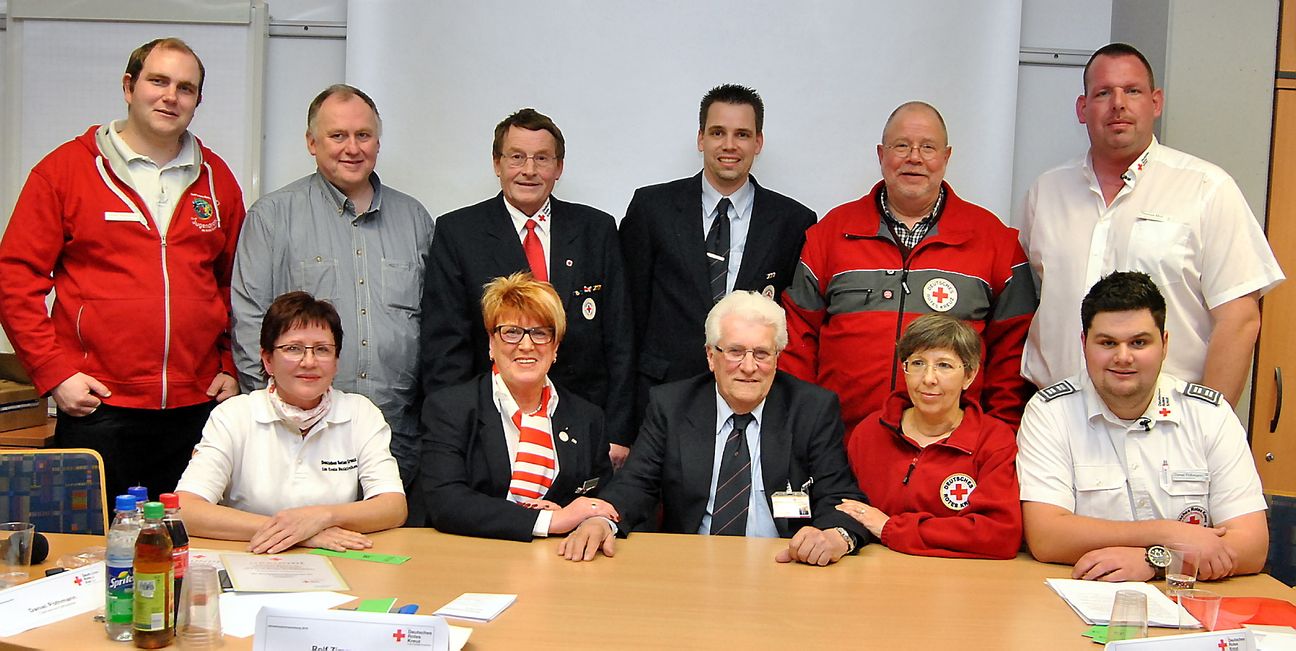 Vorstand unter neuer Leitung: (sitzend v. l.n.r.) Beisitzerin Angelika Schmitz, 2. Vorsitzende Edeltraud Engelen, Schatzmeister Heinz Reul, Vorsitzende Angelika Gräber-Stupp, Gemeinschaftsleiter Daniel Pöthmann. (Stehend v.l.n.r.): Daniel Hermanns (Jugendrotkreuz), Einheitsführer Dirk Kristahl, Beisitzer Herbert Schmitz, Revisor Marco Voigt, Geschäftsführer Rolf Zimmermann, Thomas Moll, stellvertretender Leiter der DHL-Flüchtlingsunterkunft.  Foto: Renate Hotse/pp/Agentur ProfiPress