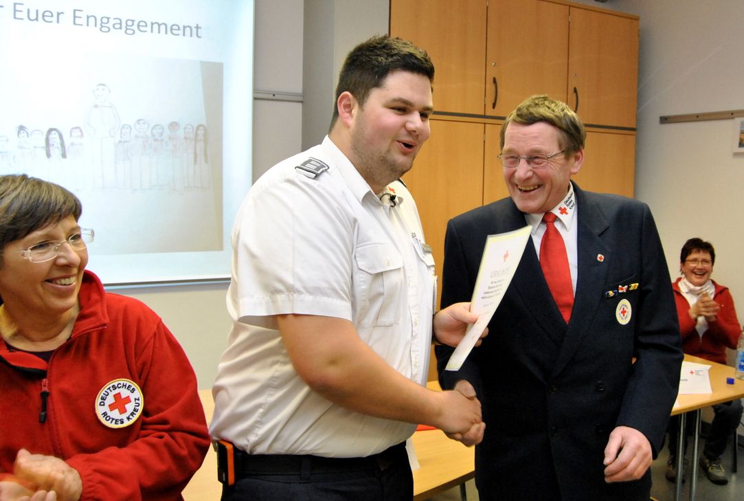 Besondere Ehrung: Gemeinschaftsleiter Daniel Pöthmann gratuliert Herbert Schmitz von der Kreisbereitschaftsleitung und Beisitzer im DRK-Ortsverein Euskirchen, für 45-jährige Mitgliedschaft.  Foto: Renate Hotse/pp/Agentur ProfiPress