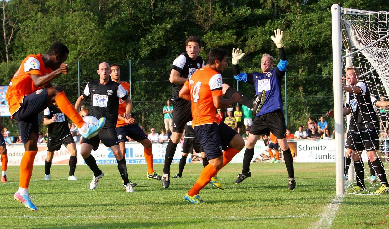 Ein Bild aus besseren Tagen, als der Kaller SC vor heimischer Kulisse gegen den damaligen spanischen Erstligisten FC Malaga zum Testspiel antrat. pd-Foto
