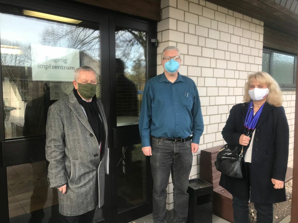 Landrat Manfred Schnur (links) stellte gemeinsam mit Impfzentrum-Koordinator Michael Stein die neu eingerichteten Räumlichkeiten in Landkern vor. Foto: Zender