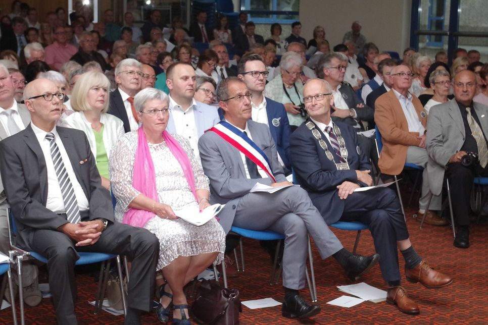 Mit vielen Gästen wurde in der Aula des Gymnasiums am Turmhaft das 50-jährige Bestehen der Städtepartnerschaft Mechernich - Nyons gefeiert. Fotos: Mager