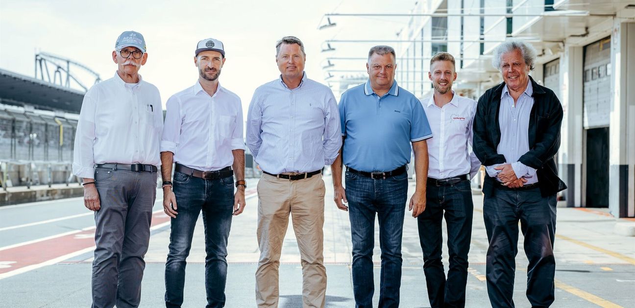 Shakehands anläßlich der Vertragsverlängerung am Nürburgring. v.l.n.r.: Wolfgang Schulz (Geschäftsführer CHRSN Sport GmbH), Ingo Böder (Geschäftsführer/CEO Nürburgring), Ralph Bahr (1. Vorsitzender CHRSN), Wolfgang Schratz (HMSC Wirtschafts-GmbH), Max Löhmer (Project Manager Nürburgring), Hubertus Graf von Dönhoff (Histomobil).