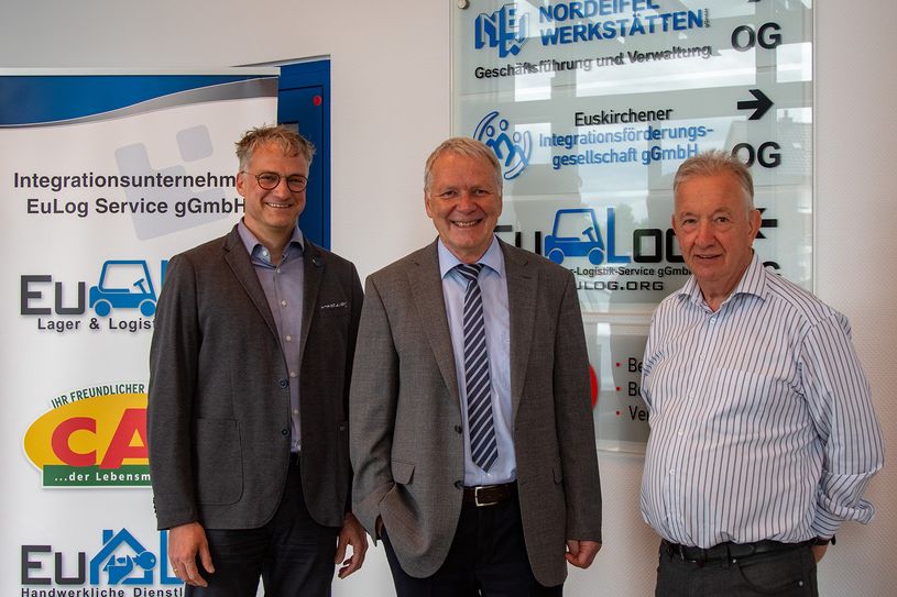 Wollen die Nordeifelwerkstätten weiter auf Erfolgskurs halten: Der neue NEW-Geschäftsführer Georg Richerzhagen (v.l.), der scheidende Geschäftsführer Wilhelm Stein und der bisherige Verwaltungsleiter Wilfried Fiege, der in die neue Doppelspitze aufgerückt ist. An vier Standorten und mit vielseitigen Fachdiensten sind die NEW umfassender Partner für die Belange von Menschen mit Behinderung. Bild: Tameer Gunnar Eden/Eifeler Presse Agentur/epa