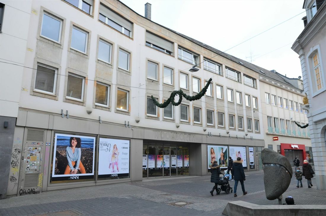 Es gibt doch noch gute Nachrichten: In den ehemaligen »Woolworth« – Räumlichkeiten in der Brotstraße 35-37 eröffnet die Modekette »das macht SiNN« im Frühjahr 2021 ein neues Wäschehaus in Trier und wird auf 1.120 Quadratmetern Erdgeschoss-Verkaufsfläche Damen- und Herrenwäsche präsentieren. Die SiNN GmbH betreibt zudem in der Fahrstraße 1 ein großes Bekleidungshaus. Foto: Finkenberg