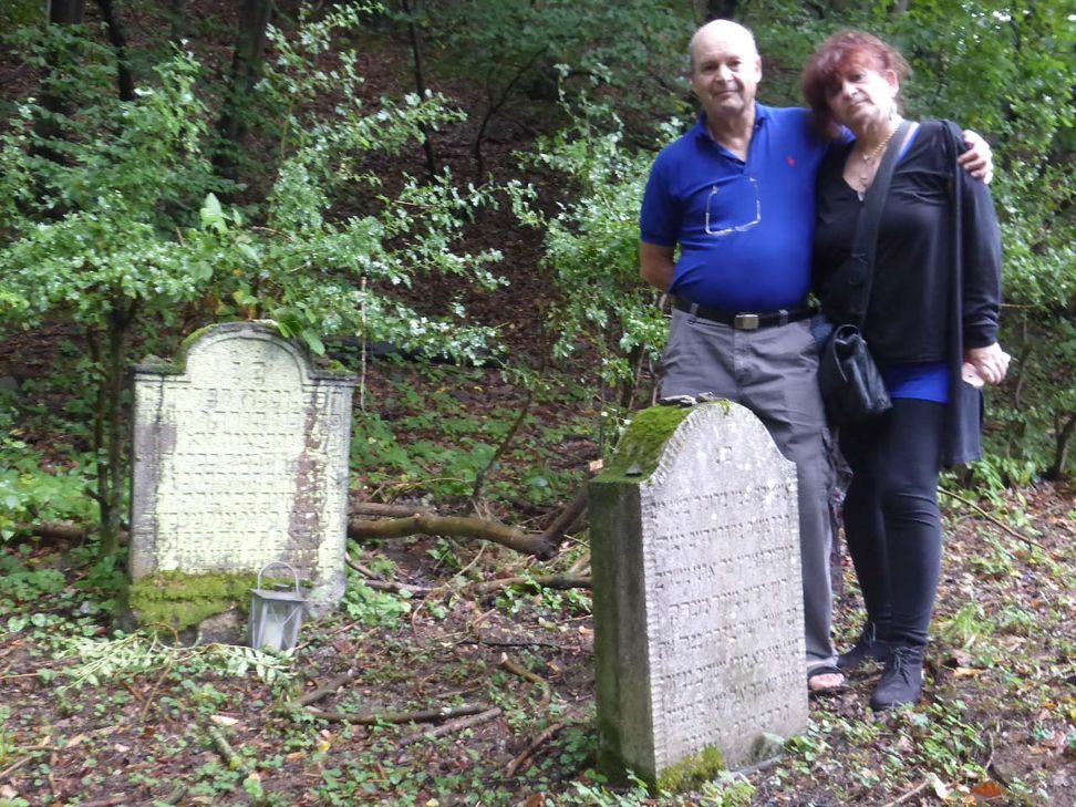 Amos und Ruth Adler besuchten die Gräber ihrer Familienmitglieder auf dem Friedhof in Dernau. Foto: Bertram