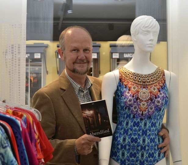 Ralf Kramp im Schaufenster eines Dessous-Geschäftes? Das kann nur etwas mit seinem neuen Fall zu tun haben ... mn-Foto