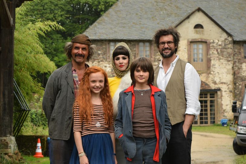 Christoph Maria Herbst (v.l.), Malu Leichler, Aylin Tezel, Aaron Kissiov und Tom Beck sind die Hauptdarsteller des Kinderfilms »Liliane Susewind«, der im nächsten Mai in die Kinos kommen soll. Foto: Tim Nolden