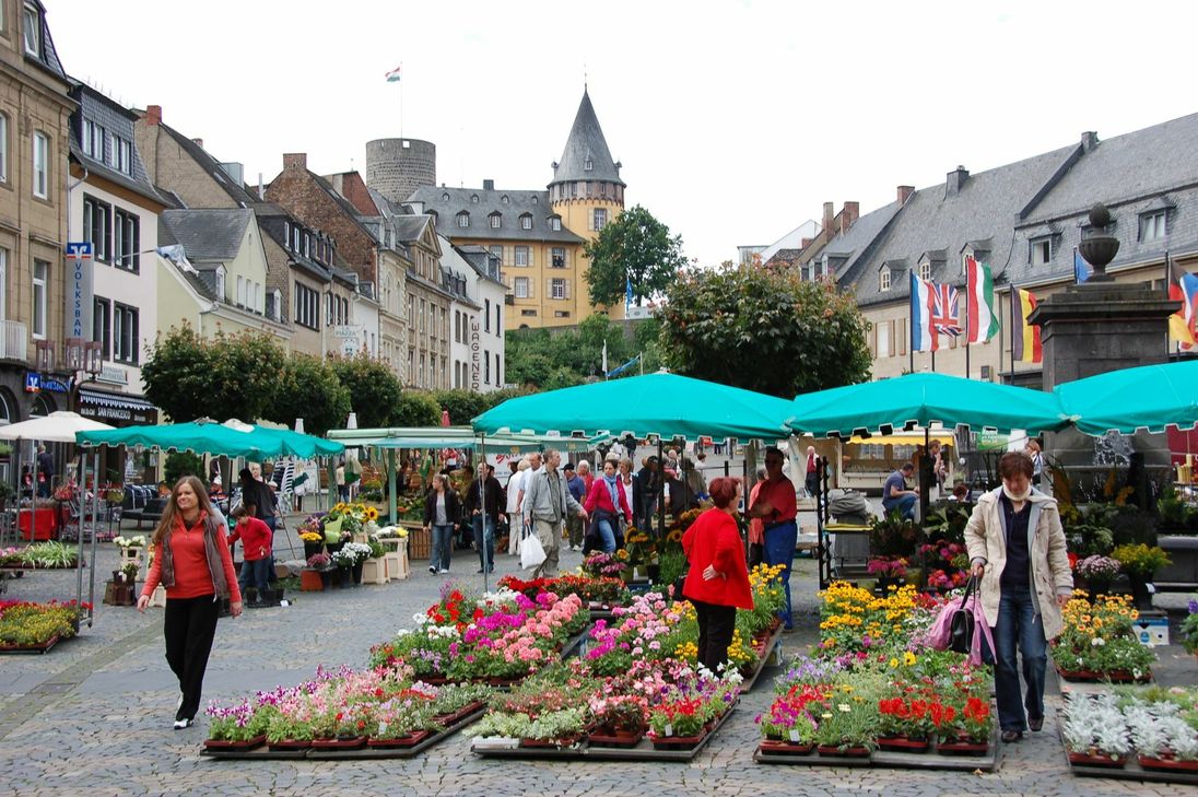Der Mayener Marktplatz wird dreimal in der Woche zum Markt für Obst, Gemüse, Blumen und mehr.