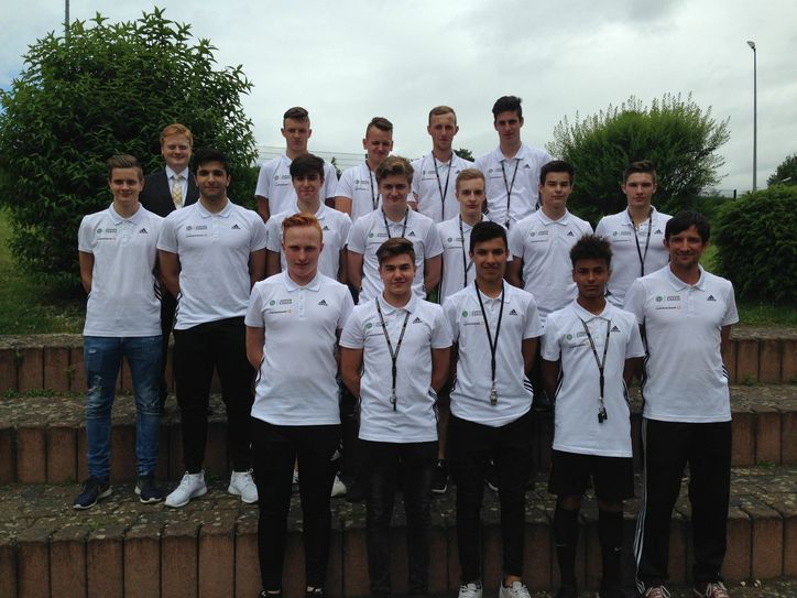 Die Absolventen der DFB-Junior-Coach-Ausbildung mit Thomas Strotzer (vorne rechts), verantwortlicher Lehrer der IGS Maifeld, und Daniel Göres von der "Commerzbank"-Filiale Mayen als Pate für das Projekt.