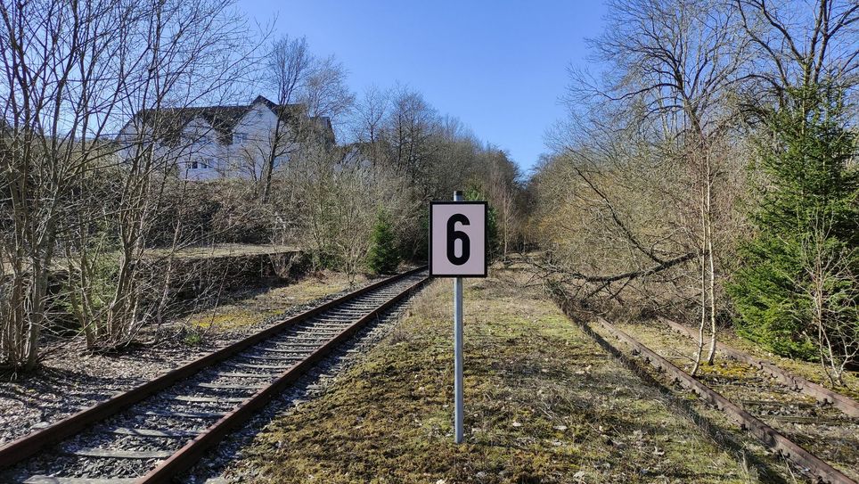Noch heißt es: »Es fährt (k)ein Zug nach nirgendwo.« Der Verein »Eifelquerbahn e.V.« hofft auf die Reaktivierung der Strecke. Foto: Eifelquerbahn e.V.