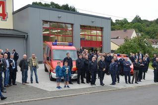 Den Gästen der Einweihungsfeier wurde demonstriert, wie das HLF auf Schienen aufgegleist wird. Unternehmer Wolfgang Loch und Landrat Dr. Matthias Schneider wurden für ihre Verdienste um das Feuerwehrwesen mit der Deutschen Feuerwehr-Ehrenmedaille ausgezeichnet.