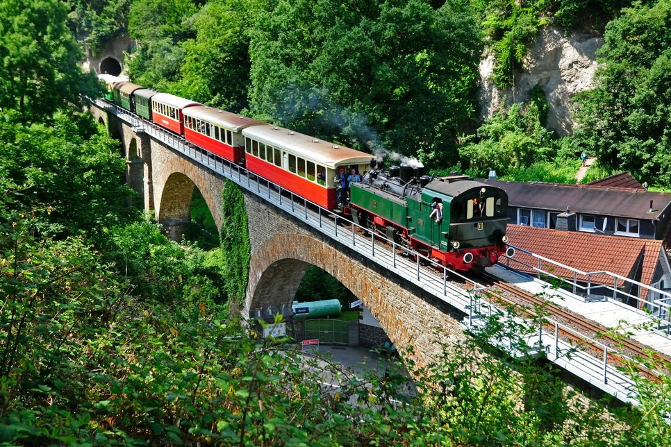 Im unteren Brohltal führen die schmalspurigen Gleise der Brohltalbahn durch einen besonders idyllischen Streckenabschnitt.