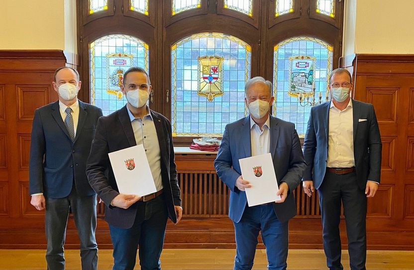 Joachim Anheier (links), Direktor des Amtsgerichtes Mayen, überreichte die Ernennungsurkunde an Gerhard Bermel und dankte Stefan Schreiber.