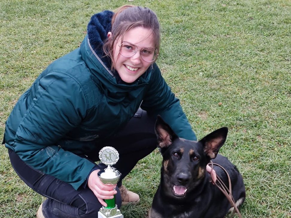 Am 31. Oktober stürzte Luisa Schneiders aus Lutzerath vom Dach des Jugendraumes in Ernst (wir berichteten). Seither ist sie querschnittsgelähmt. Nun bedankt sich die 20-Jährige für all die Unterstützung, die ihr seither zuteilwurde – zuletzt auf dem Benefizspiel der Lotto-Elf anlässlich des 100-jährigen Jubiläums des SV Beurener Höhe.