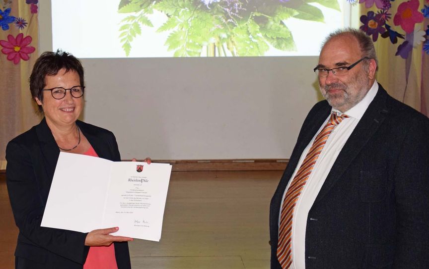Thomas Loy überreicht Magdalene Franzen die Urkunde zur Versetzung in den Ruhestand.