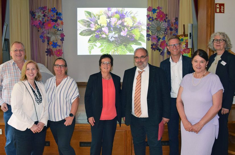 (v.re.): Barbara Pies, Ute Schneider-Ludwig, Thomas Buckler (Geschäftsführer St. Raphael), Thomas Loy, Magdalene Franzen, Delegation des Elternbeirats um Barbara Flick-Gladisch (li.).