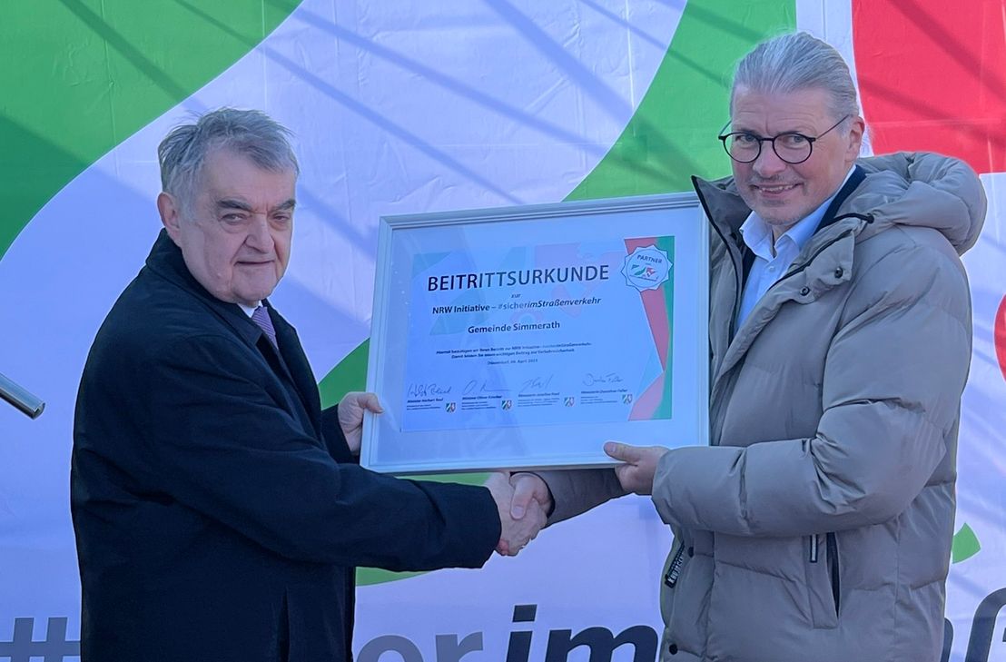 NRW-Innenminister Herbert Reul übergibt die Beitrittsurkunde zur NRW-Initiative #sicherimStraßenverkehr an Bernd Goffart, Bürgermeister der Gemeinde Simmerath.