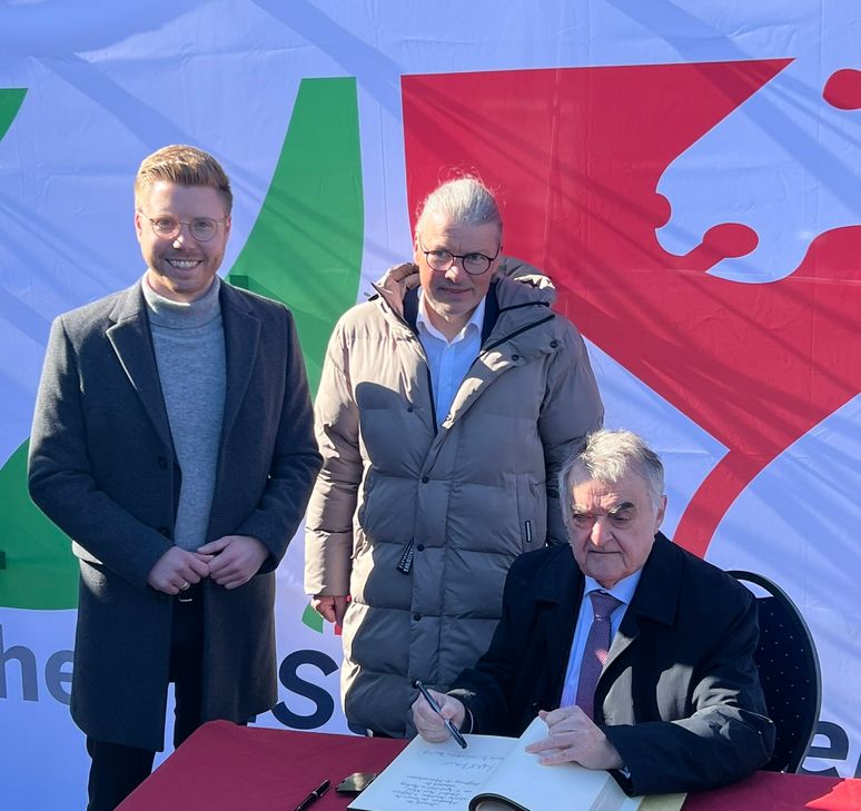 Herbert Reul trägt sich ins Goldene Buch der Gemeinde SImmerath ein - hier mit Bernd Goffart und dem CDU-Landtagsabgeordneten Daniel Scheen-Pauls aus Strauch.