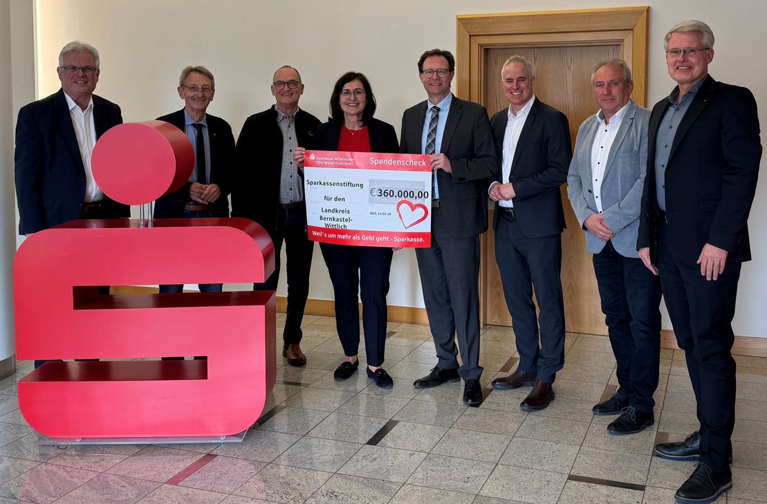 v.l.: Volker Knotte, Vorstand, Alex Licht, Hans-Joachim Weinmann, Bettina Pellio, Geschäftsführerin, Landrat Andreas Hackethal, Vorsitzender des Kuratoriums, Dennis Junk, Achim Zender, Eric Westerheide, Vorsitzender des Vorstandes Sparkasse.