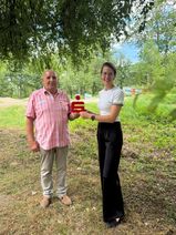 Ewald Neiß, Ortsbürgermeister von Insul, und Sabine Zimmer, BeratungsCenter Adenau, freuen sich auf die neue Schutzhütte.