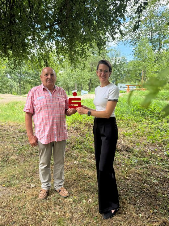 Ewald Neiß, Ortsbürgermeister von Insul, und Sabine Zimmer, BeratungsCenter Adenau, freuen sich auf die neue Schutzhütte.