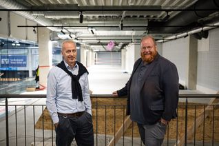 MVG-Geschäftsführer Arnd Landwehr (links) und Triers Kulturdezernent Markus Nöhl beim Pressetermin vor der Erweiterung in der SWT-Arena.