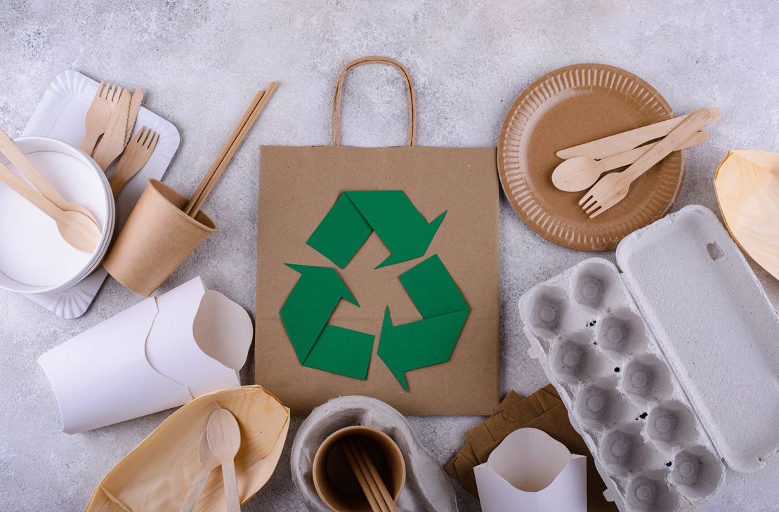 Klimaneutrales Shampoo, Taschen aus recyceltem Meeresplastik oder biologisch abbaubare Verpackungen: Viele Unternehmen erwecken den Anschein, sich um nachhaltiges Wirtschaften zu bemühen. Doch häufig stehen hinter den Versprechen mehr Marketingstrategien als tatsächliche Bemühungen.