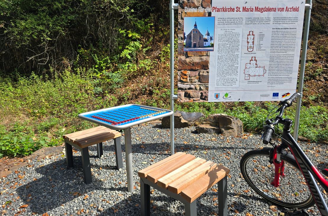 Der neue Spieltisch am Enz-Radweg.