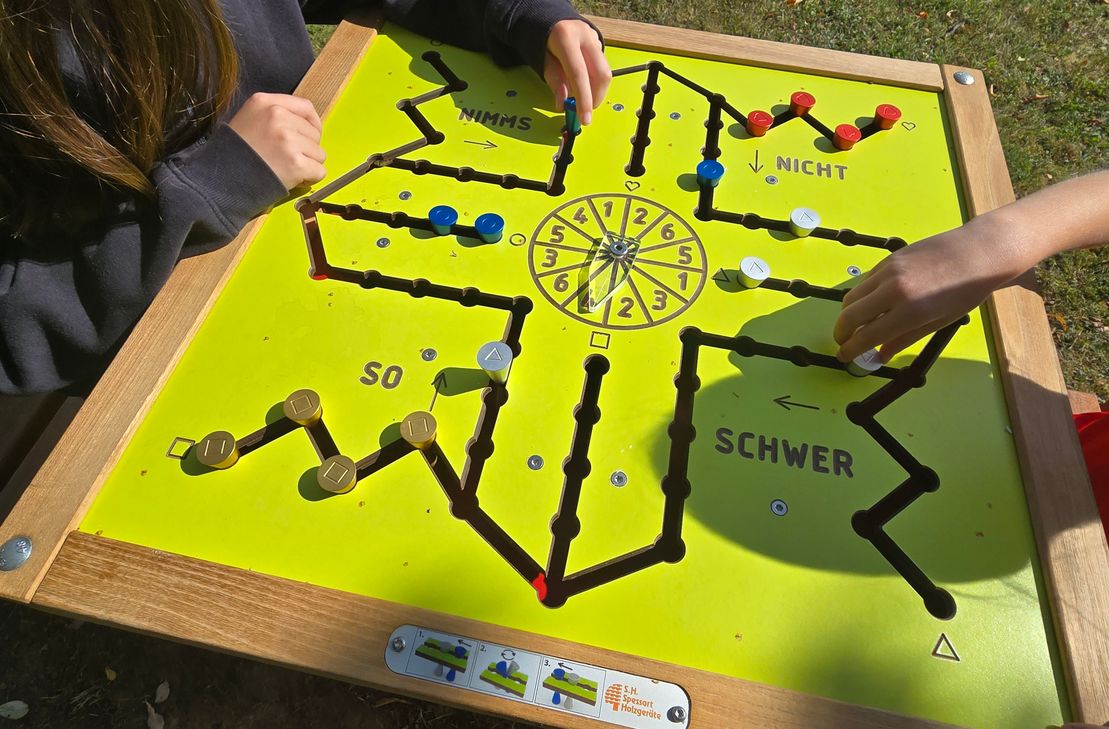 Auch am Radweg Lünebach können sich Radfahrende sowie Spaziergängerinnen und Spaziergänger über einen neuen Spieltisch freue.