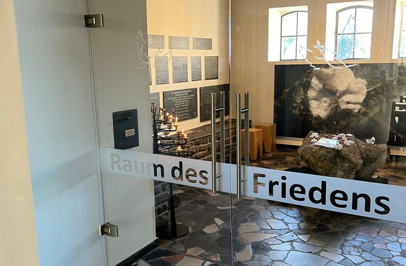 Im Schmidter Volksmund war die Andachtsnische auch als »Krieger-Kapelle« bekannt. Diese recht martialisch anmutende Bezeichnung wurde 2018 nicht nur begrifflich, sondern auch inhaltlich in einen »Raum des Friedens« verwandelt.