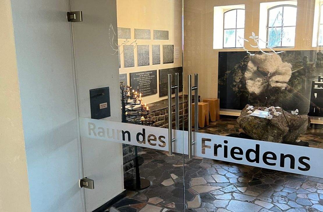 Im Schmidter Volksmund war die Andachtsnische auch als »Krieger-Kapelle« bekannt. Diese recht martialisch anmutende Bezeichnung wurde 2018 nicht nur begrifflich, sondern auch inhaltlich in einen »Raum des Friedens« verwandelt.