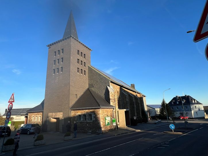 Äußerlich wird an der Pfarrkirche St. Hubertus in Schmidt nichts verändert. Doch in seinem Inneren wird das Ende 1960er angebaute Seitenschiff von »St. Mokka« getrennt und zur Heimat des »pfarrlichen Lebens«.