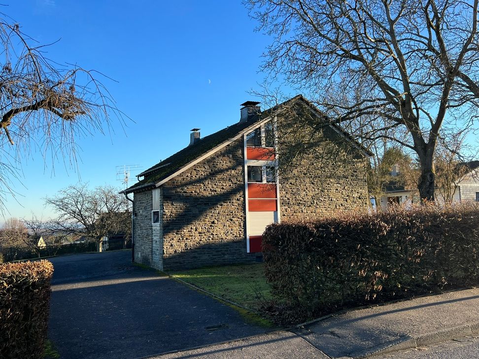 Das ehemalige Pfarrhaus gegenüber der Pfarrkirche wird vom Bistum nicht mehr finanziell unterstützt. Daher hat der Kirchenvorstand es an die Stadt Nideggen veräußert, die es in seinen »Masterplan Schmidt« integrieren will.