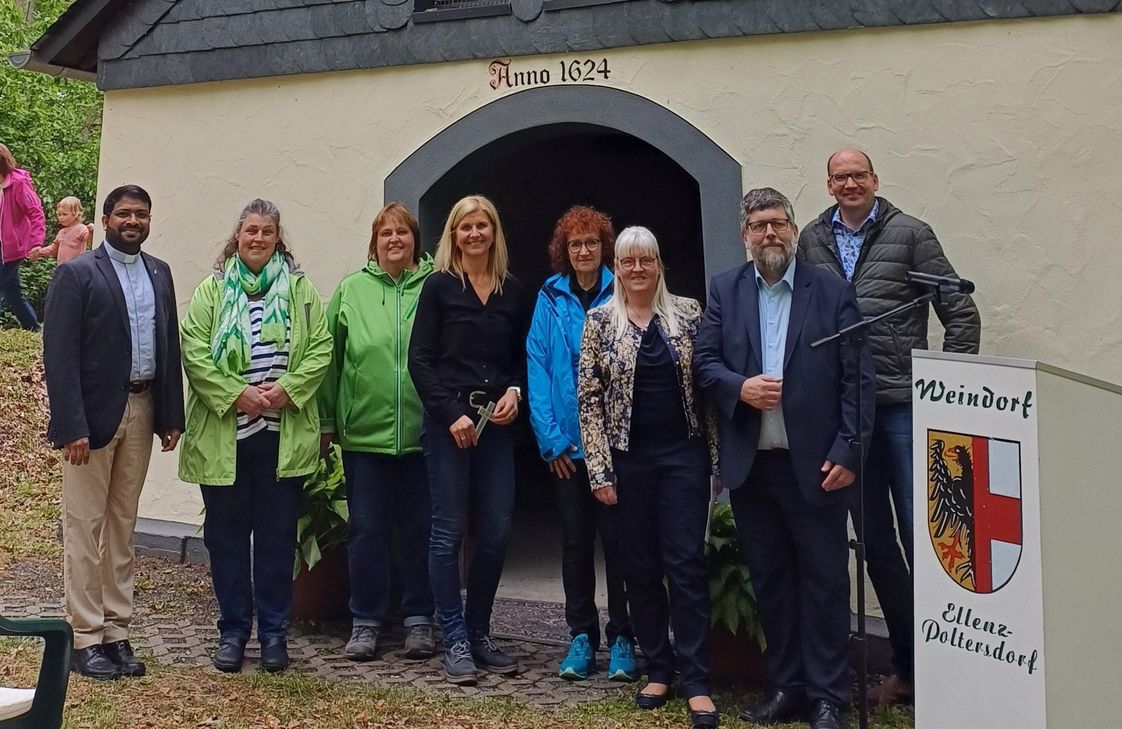 Zahlreiche Gäste haben sich zum 400-jährigen Jubiläum rund um die Waldkapelle in Ellenz-Poltersdorf versammelt.