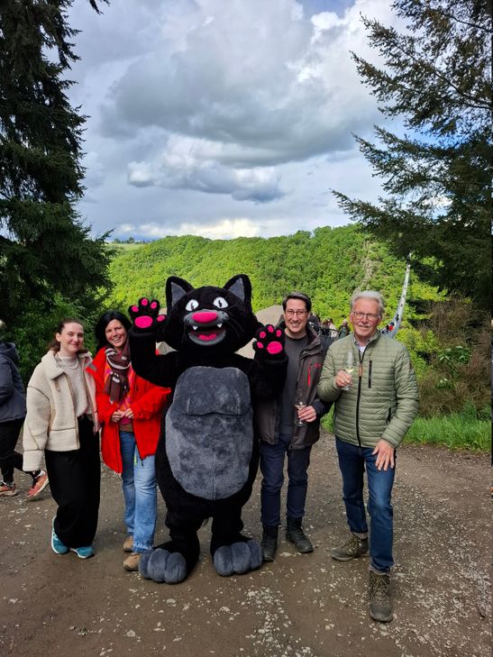 Zeller Land Tourismus GmbH (v.l.n.r. ): Geschäftsführerin Zeller Land Tourismus GmbH Anna-Lena Struch, ehemalige Bundestagsabgeordnete aus der Region Carina Konrad, Verbandsgemeindebürgermeister Jürgen Hoffmann und 1. Kreisbeigeordneter Cochem-Zell Hans-J