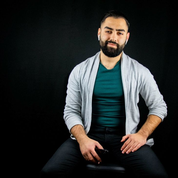 Omar Khaled setzt Interessenten beim Bewerbungsfotoshooting in Szene.