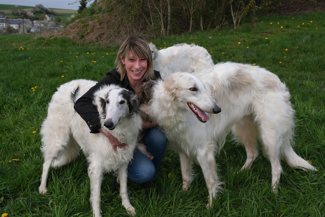 Mit ihren 13 Hunden lebt Nadi auf einem 10.000 qm-großen Grundstück in Bauler. "Glücklich", wie sie sagt, und lässt daran keinen Zweifel aufkommen. "Im Dorf han se mich für bekloppt jehalten", erzählt sie im breiten Kölscher Platt. "Bin ich ja och mit meine Möpp."