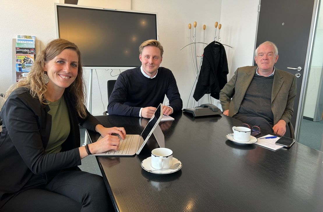 Bürgermeisterin Dr. Carmen Krämer besuchte das Medienhaus Weiss und sprach mit Tom Koops und Alexander Lenders über die Chancen und Herausforderungen der Banche.