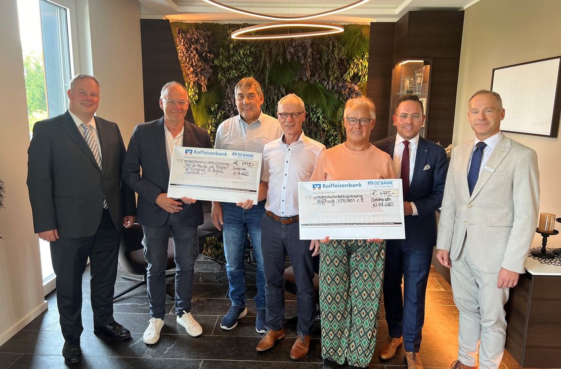 Vertreter der Raiffeisenbank Eifel, die in diesem Jahr 100. Geburtstag feiert, übergaben jeweils 4.995 Euro an die Freunde und Förderer der Eifelklinik sowie an Alice Klein und ihre MItstreiter, die »Hoffnung schenken«.