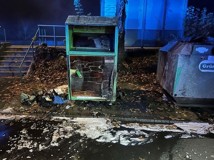 In dieser Altkleidercontainer ging gestern Abend in Biedel in Flammen auf.