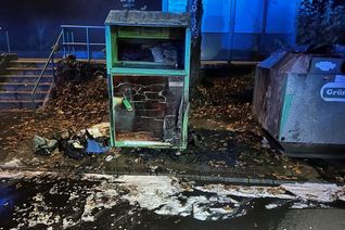 In dieser Altkleidercontainer ging gestern Abend in Biedel in Flammen auf.