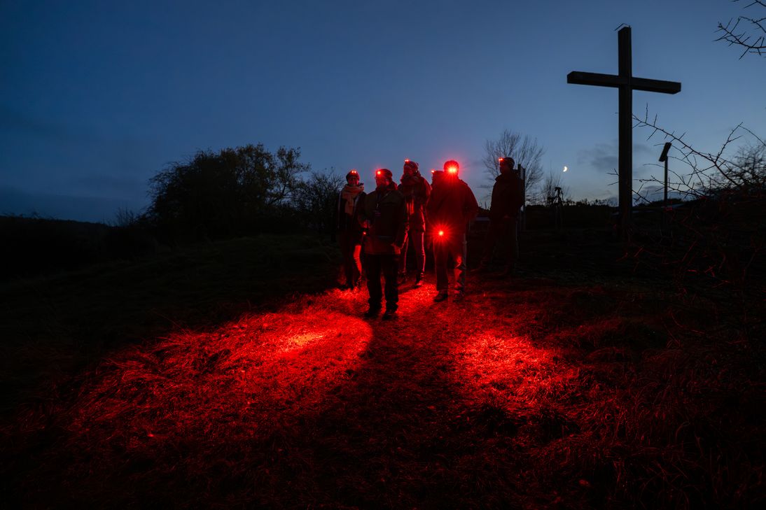 Bitte kein weißes Licht - die Teilnehmer einer Sternenführung werden gebeten, rot leuchtende Taschenlampen mitzubringen.