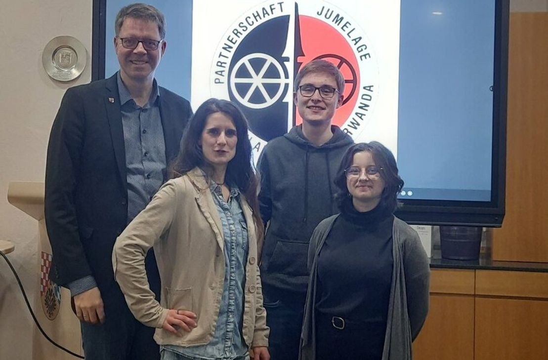 Setzen sich gemeinsam für das Schulbauprojekt in Ruanda ein: (v.l.): Bürgermeister Marcus Heintel, Darja Glogowska u. Max Bölcker (Jugendparlament), Isabell Maigler (Mobile Jugendarbeit VG).