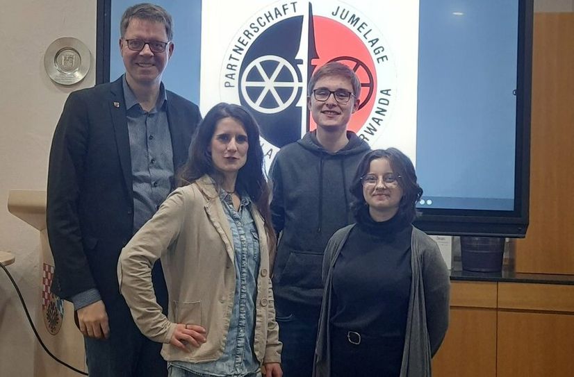 Setzen sich gemeinsam für das Schulbauprojekt in Ruanda ein: (v.l.): Bürgermeister Marcus Heintel, Darja Glogowska u. Max Bölcker (Jugendparlament), Isabell Maigler (Mobile Jugendarbeit VG).