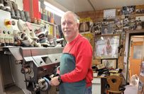 Erhalten bleibt Hans Binsfeld aber allen Bitburgern und Gästen als römischer Gästeführer, den man über die Touristinfo buchen kann. Und auch als Musiker kann man den "Bitburger Barden" auch weiterhin in verschiedenen Formationen oder auch solo bei zahlreichen Veranstaltungen miterleben.