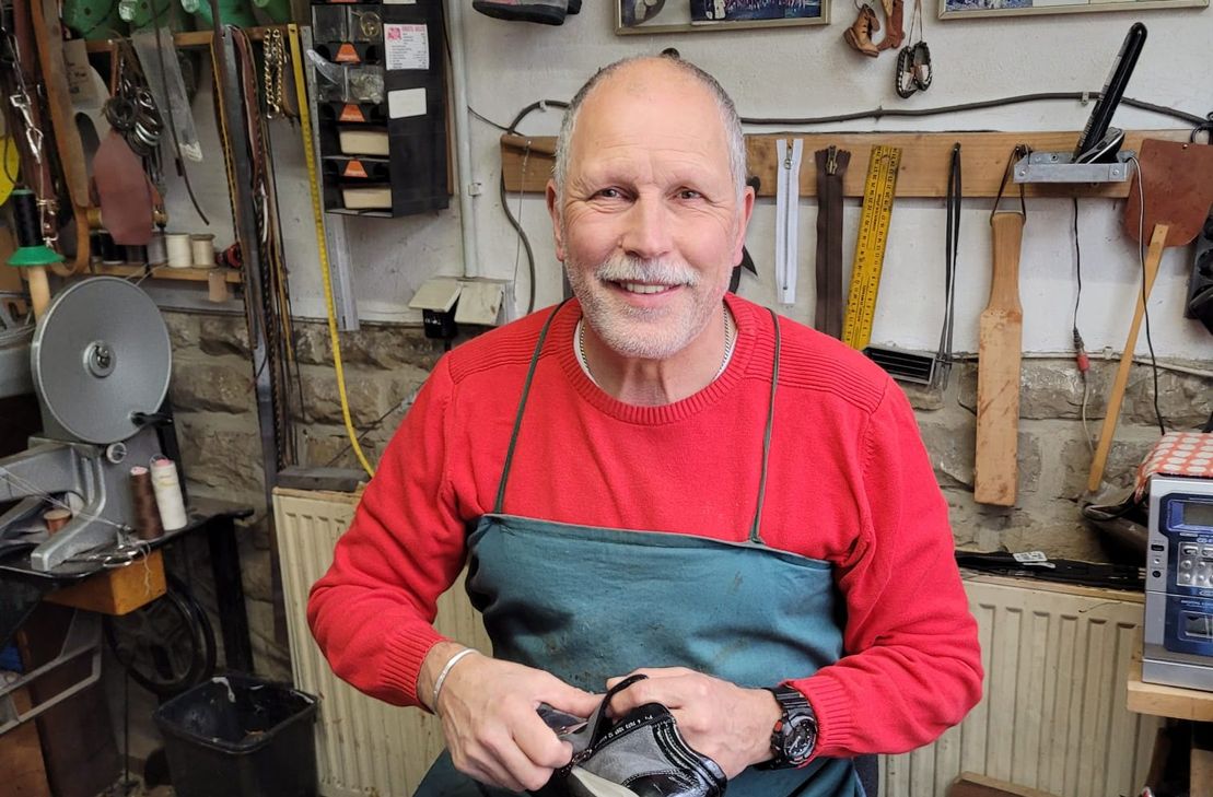 Am 15. Mai 2024 schließt Hans Binsfeld seinen Schuhmacherbetrieb in der Prälat-Benz-Straße.